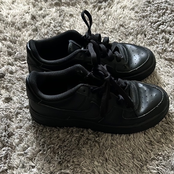 Nike - Picture 2 of 4